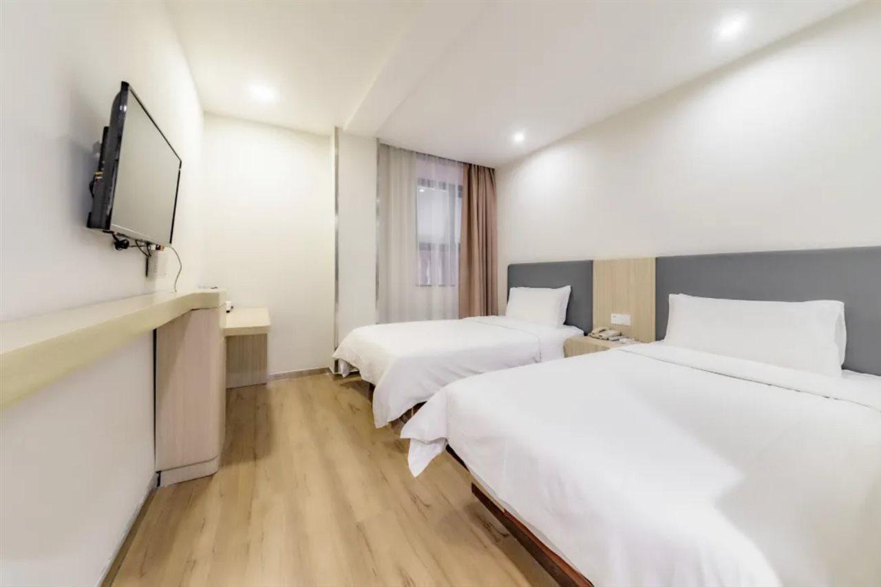 Hanting Hongkou Football Stadium Metro Station Hotel