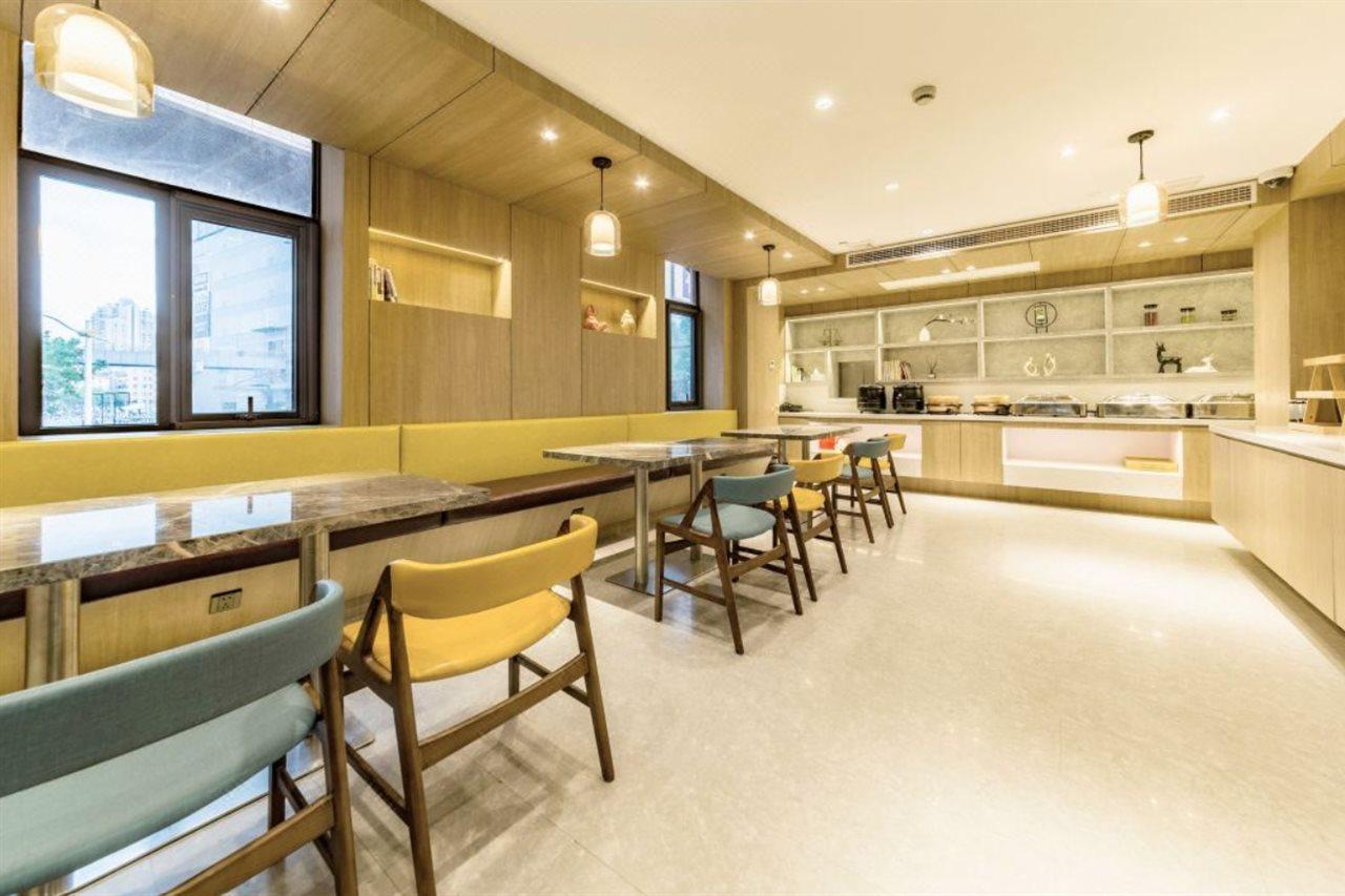 Hanting Hongkou Football Stadium Metro Station Hotel 2*